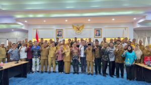Foto bersama pejabat di ruang rapat pemerintah