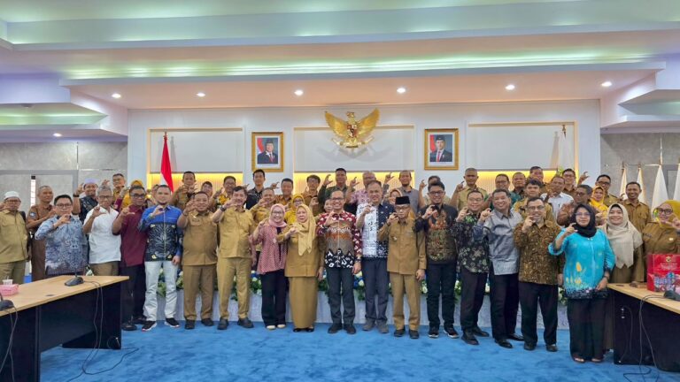 Foto bersama pejabat di ruang rapat pemerintah