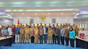 Foto bersama pejabat di ruang rapat pemerintah