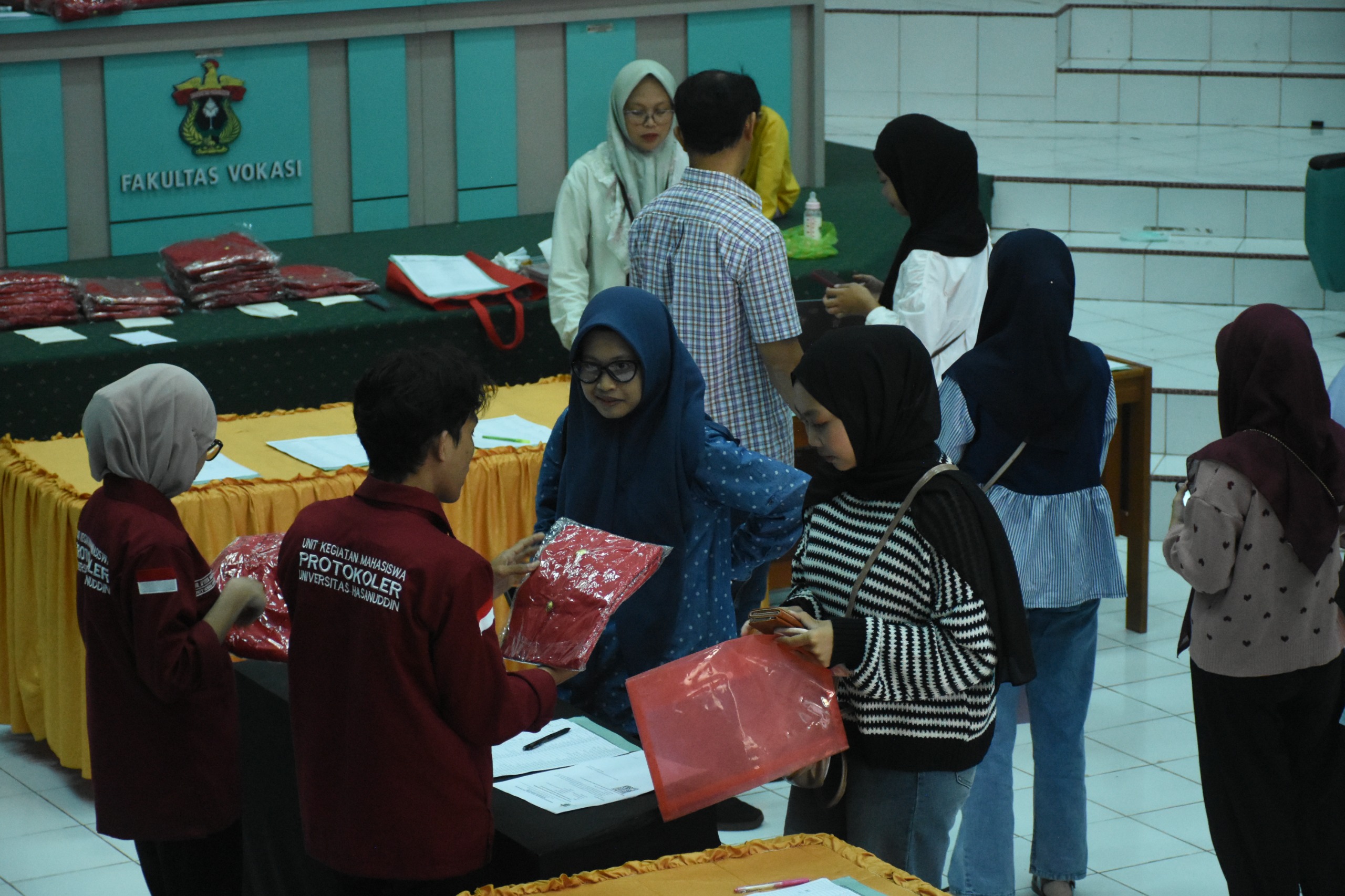 Mahasiswa antre registrasi di Fakultas Vokasi