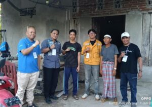 Enam pria berpose di depan rumah
