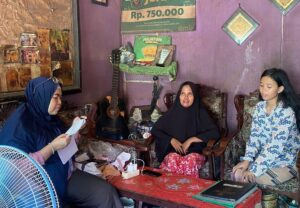 Tiga perempuan berbincang di ruang tamu rumah