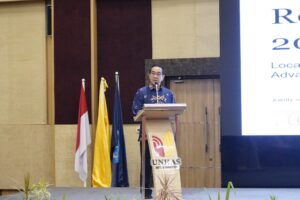 Pria berpidato di podium acara konferensi