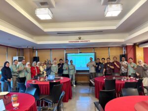 Kelompok dosen berfoto di ruang rapat kampus