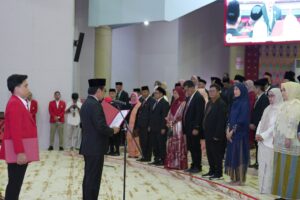 Upacara pelantikan pejabat di dalam gedung