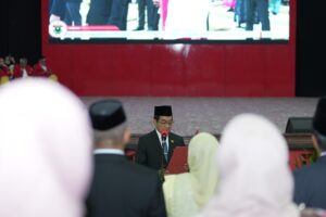 Pejabat membaca pidato di podium resmi