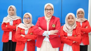 Lima perempuan berseragam merah berpose percaya diri