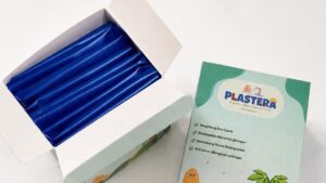 Kotak berisi kantong plastik biru PLASTERA