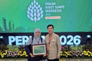 Dua peserta memegang sertifikat di acara riset sawit