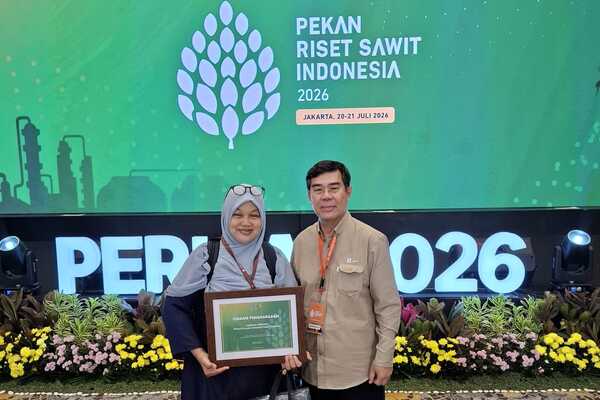 Dua peserta memegang sertifikat di acara riset sawit