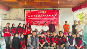 Foto bersama peserta seminar kesehatan di aula desa