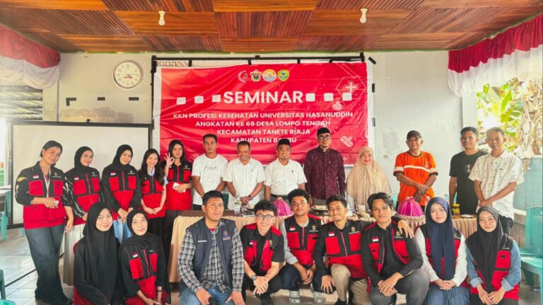Foto bersama peserta seminar kesehatan di aula desa
