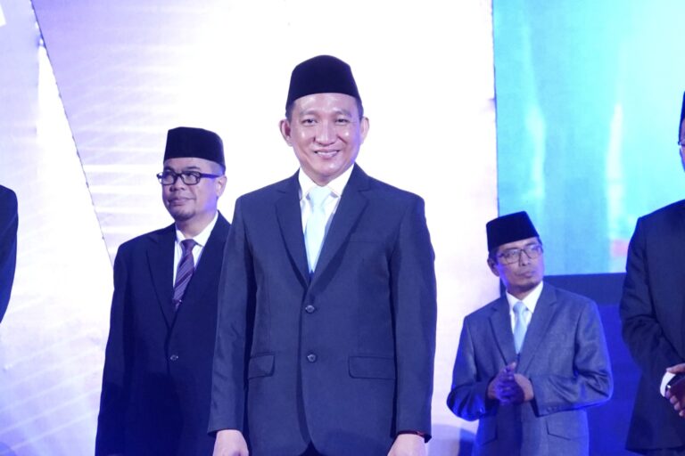 Pria bersetelan jas dan peci di acara resmi