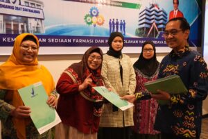 Penandatanganan kerja sama institusi farmasi dan universitas