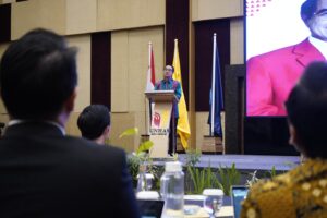Pembicara berpidato di podium UNHAS