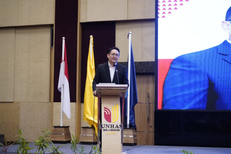 Pria berpidato di podium acara konferensi