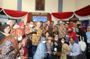 Group selfie at Ruang Senat event