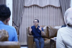 Pria berbicara di sofa ruang tamu