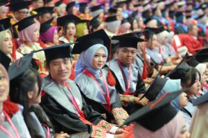 Mahasiswa mengenakan toga saat upacara wisuda