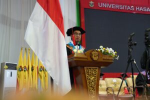 Rektor berpidato pada wisuda universitas