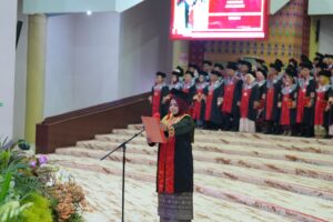Mahasiswi berpidato saat upacara wisuda di panggung