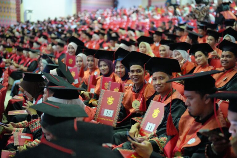 Wisuda mahasiswa dengan toga dan ijazah
