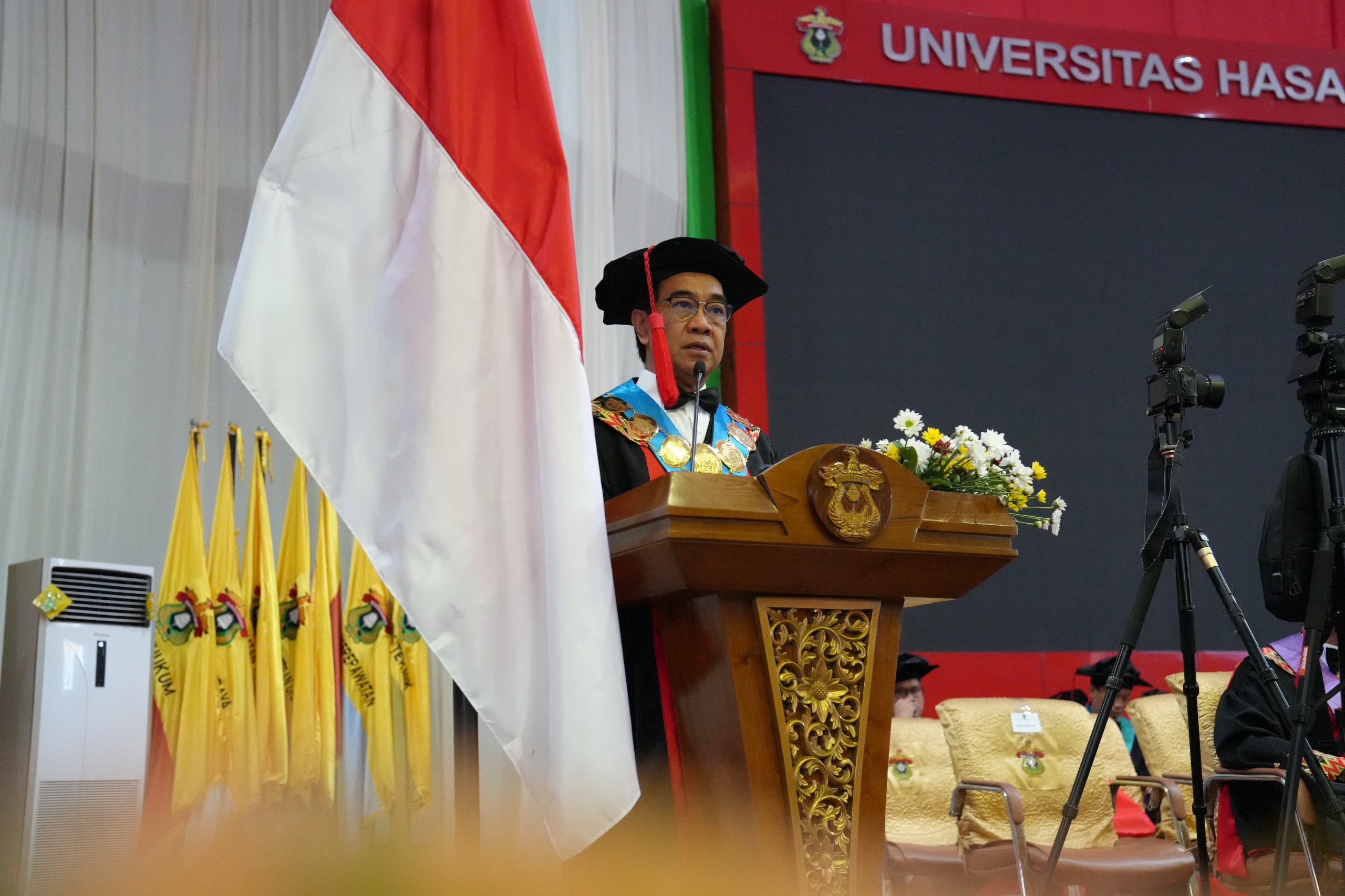Rektor berpidato pada wisuda universitas