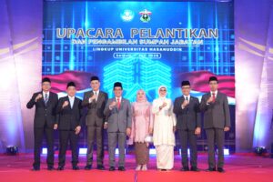 Pejabat universitas berfoto di upacara pelantikan resmi