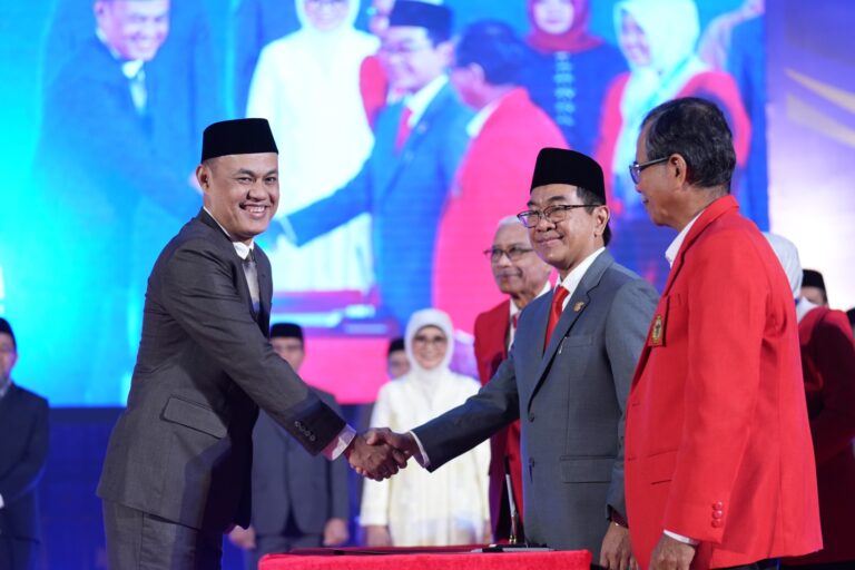 Pejabat berjabat tangan di acara resmi