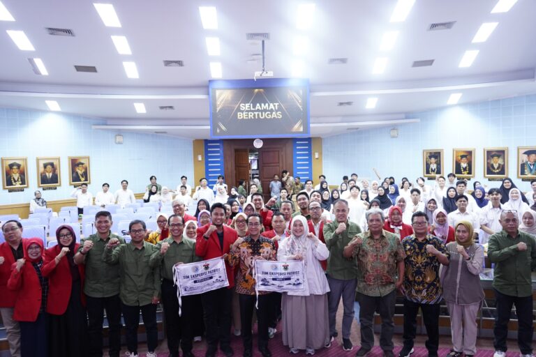 Foto bersama Tim Ekspedisi Patriot di auditorium