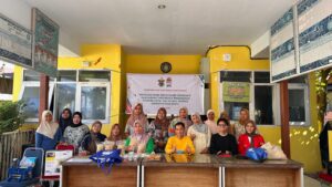 Kelompok perempuan memamerkan produk kuliner kemasan