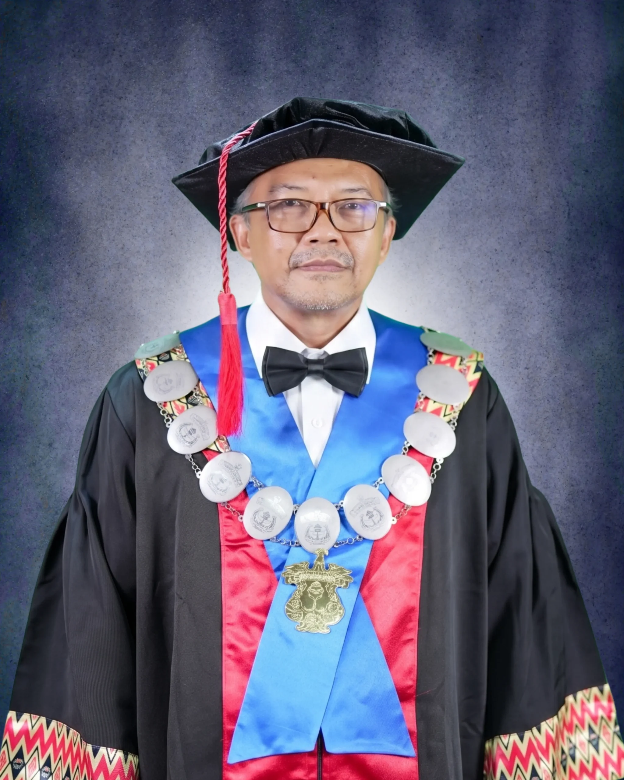 Pria mengenakan toga dan kalung jabatan akademik
