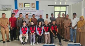 Foto bersama peserta KKN dan aparat desa