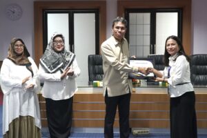 Penyerahan piagam penghargaan di ruang rapat