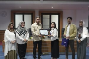 Penyerahan sertifikat penghargaan di ruang rapat kantor