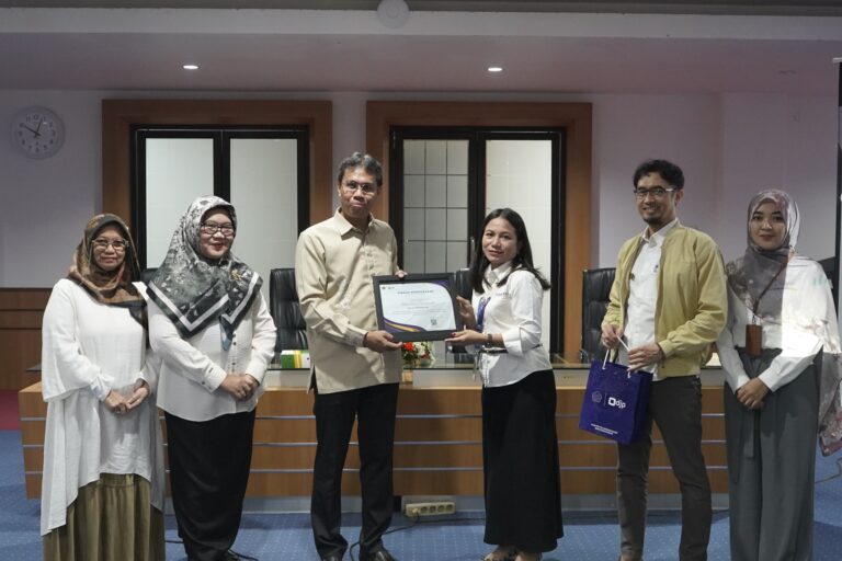 Penyerahan sertifikat penghargaan di ruang rapat kantor