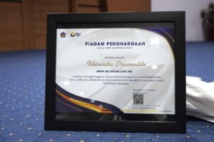 Piagam penghargaan DJP untuk Universitas Hasanuddin