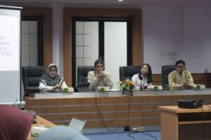 Panel diskusi rapat di ruang konferensi