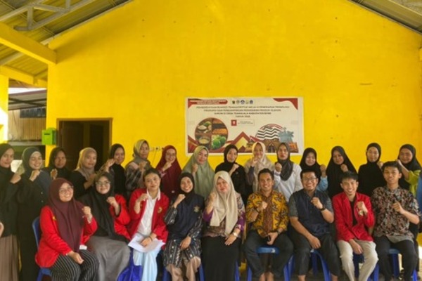 Kelompok siswa dan guru berfoto bersama