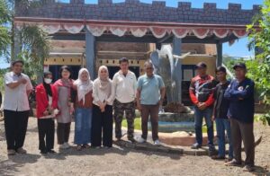 Sekelompok orang berfoto di depan patung gajah