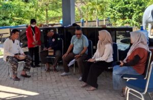 Diskusi kelompok di area terbuka