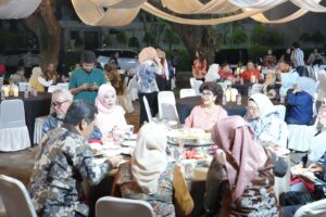 Jamuan makan malam outdoor dengan tamu berpakaian formal