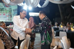Dua pria berjabat tangan di acara formal