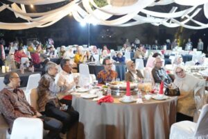 Tamu menghadiri jamuan makan malam formal