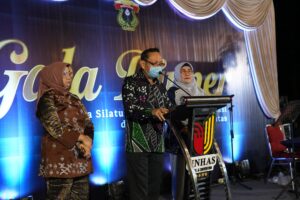 Pidato resmi di podium acara universitas
