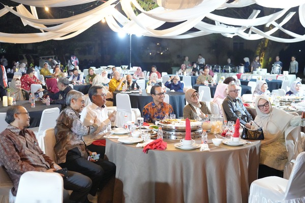 Tamu menghadiri jamuan makan malam formal