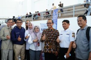 Sekelompok orang berpose jempol di acara