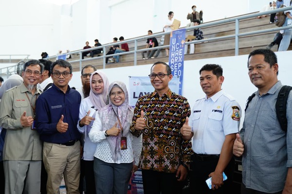 Sekelompok orang berpose jempol di acara