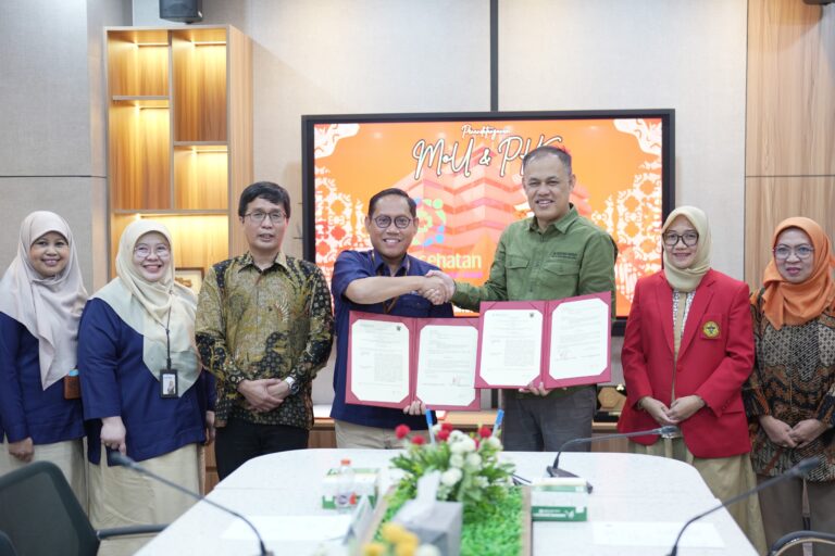 Penandatanganan MoU oleh pejabat di ruang rapat