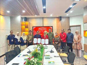 Penandatanganan MoU di ruang rapat modern